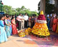 పూలనే దేవతగా పూజించే పండుగ బతుకమ్మ: 