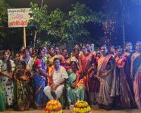 గేట్ కారేపల్లి సద్దుల బతుకమ్మ వేడుకల్లో తోటకూరి పిచ్చయ్య దాతృత్వం!