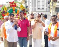 రేణుక ఎల్లమ్మ పల్లకి సేవలో  పూజారి పాండు.