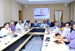 ఆరుతడి పంటల సాగుపై రైతులు దృష్టి సారించాలి.