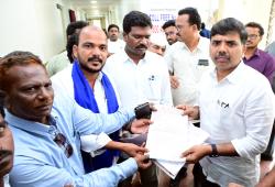 పెండింగ్ లో ఉన్న స్కాలర్షిప్ ఫీజు రీయింబర్స్మెంట్ వెంటనే విడుదల చేయాలి.