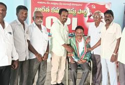 కాంగ్రెస్ మండల అధ్యక్షుడు శ్రీనివాస్ కి సిపిఐ సన్మానం.