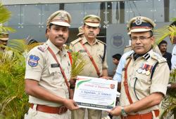 మంచిర్యాల జిల్లా కలెక్టరేట్‌లో పోలీసు అధికారులకు ప్రశంసా పత్రాలు. 