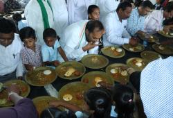 కాంగ్రెస్ సర్కారులో విద్యార్థులకు బంగారు భవిష్యత్తు ప్రభుత్వ పాఠశాల విద్యార్థులు పౌష్టికంగా ఉండాలి.