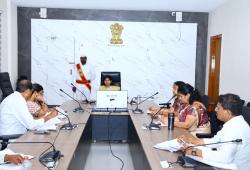 ప్రత్యేక అధికారులు వసతి గృహాలను సందర్శించి విద్యార్థులతో భోజనం చేయాలి.