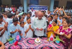 విద్యార్థులతో మంచిర్యాల ఎమ్మెల్యే పుట్టినరోజు వేడుకలు. 