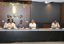 రోడ్డు భద్రతకు అత్యంత ప్రాధాన్యత ఇవ్వాలి..... జిల్లా కలెక్టర్ దివాకర టిఎస్.   ప్రమాద ప్రాంతాల్లో తక్షణ, దీర్ఘకాలిక చర్యలు చేపట్టాలి.  జాయింట్ ఇన్‌స్పెక్షన్ సిఫార్సుల అమలుకు అధికారుల బాధ్యతలు నిర్దేశించాలి.