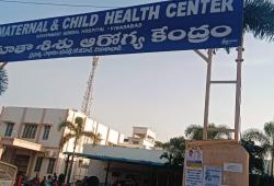ఫోన్ మోజులో వైద్యుల నిర్లక్ష్యం ప్రభుత్వ ఆసుపత్రుల్లో పసిపాపల ప్రాణాలతో చెలగాటం