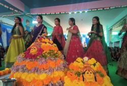 సంప్రదాయబద్ధంగా బతుకమ్మ వేడుకలు.