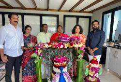 ఆడబిడ్డలతో కలిసి బతుకమ్మ ఆడి, పాడిన మంత్రి సీతక్క