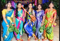 కారేపల్లి బీసీ కాలనీలో దుర్గమ్మ వైభవం.. భక్తులకు అమ్మవారి దివ్య దర్శనం!