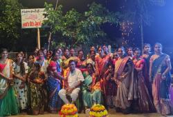 గేట్ కారేపల్లి సద్దుల బతుకమ్మ వేడుకల్లో తోటకూరి పిచ్చయ్య దాతృత్వం!