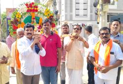రేణుక ఎల్లమ్మ పల్లకి సేవలో  పూజారి పాండు.