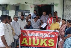 కరువు కోరల్లో కారేపల్లి రైతాంగం.. పరిహారం చెల్లించాలి!
