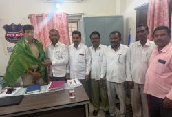 నూతన సిఐ కి శుభాకాంక్షలు తెలిపిన సీపీఐ నాయకులు