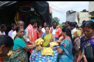 తొర్రూరులో వినాయకుల దర్శనం – మహిళలకు చీరల పంపిణీ.