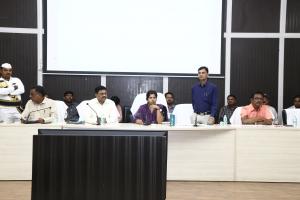 గ్రామ పాలన అధికారులు పనిపై పూర్తి శ్రద్ధ వహించి విధులు నిర్వర్తించాలి.