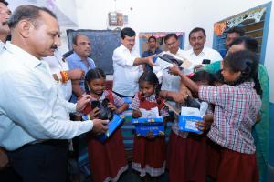 పాలేరు నియోజకవర్గ చిన్నారులకు పీఎస్ఆర్ ట్రస్ట్ ద్వారా ఉచిత షూస్ పంపిణీ