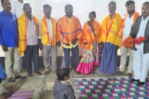 సర్పంచ్ చేతుల మీదుగా బట్టల పంపిణీ.