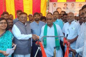 రైతులకు వ్యవసాయ పనిముట్లు పంపిణీ.