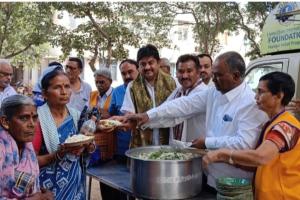 లయన్స్ క్లబ్ ఆధ్వర్యంలో ఉచిత అల్పాహారం దుప్పట్ల పంపిణీ.