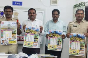 ఖానాపురం, త్రీటౌన్ సీఐల చేతుల మీదుగా లోకల్ గైడ్ తెలంగాణ నూతన క్యాలెండర్ ఆవిష్కరణ