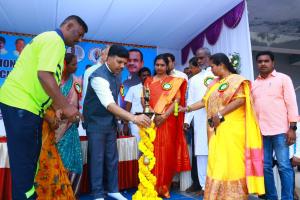 విద్యార్థులు చదువు తో పాటు క్రీడలలో రాణించాలి....