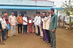 మర్లబాయి తండా లో సీఎంఆర్ఎఫ్ చెక్కు అందజేత