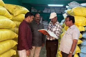ఫర్టిలైజర్ దుకాణాలను ఆకస్మికంగా తనిఖీ చేసిన జిల్లా వ్యవసాయ అధికారి 