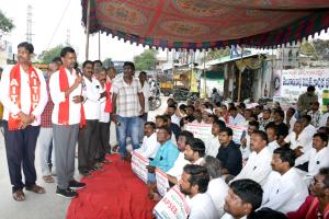 సమ్మె చేస్తున్న ఆర్టిసన్స్ ను చర్చలకు పిలవాలి.
