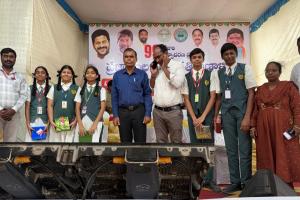 త్రివేణి విద్యార్థులను అభినందించిన కలెక్టర్ '