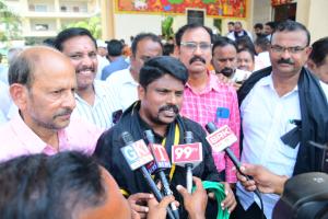 ఖమ్మం ఐడీఓసీలో నల్ల బ్యాడ్జీలతో ఉద్యోగుల భారీ నిరసన* - *పెండింగ్ సమస్యలు వెంటనే పరిష్కరించాలి – టీజీఈజేఏసీ డిమాండ్