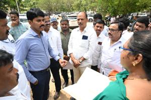 వరి, మొక్క జొన్న కొనుగోలు కేంద్రాలను ఆకస్మికంగా తనిఖీ చేసిన జిల్లా కలెక్టర్ సి.నారాయణ రెడ్డి. 