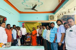 మదారి లక్ష్మి దశదిన కర్మల్లో పాల్గొన్న బడే నాగజ్యోతి