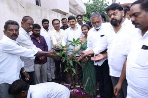 చెట్లే మానవాళికి జీవనాధారం… రాష్ట్ర రెవెన్యూ, హౌజింగ్, సమాచార పౌరసంబంధాల శాఖల మంత్రి పొంగులేటి శ్రీనివాసరెడ్డి