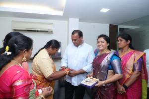 రాష్ట్ర రోడ్డు భవనాల శాఖ మంత్రి కోమటిరెడ్డి వెంకట్రెడ్డికి రాఖీ కట్టిన మంత్రి సీతక్క.