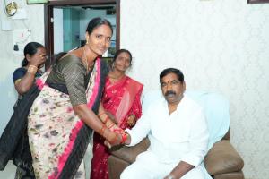 ఎమ్మెల్యే కె.ఆర్ నాగరాజుకు రాఖీలు కట్టిన మహిళా నేతలు.