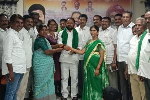 రాజకీయాలకు అతీతంగా రాఖీ బంధం