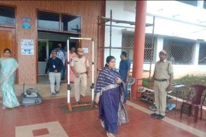 నీట్  పీ జీ  పరీక్ష కేంద్రాన్ని పరిశీలించిన జిల్లా కలెక్టర్