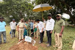 అటవీ అమరవీరుల స్తూపానికి నివాళులర్పించిన డాక్టర్ మట్టా దయానంద్ విజయ్ కుమార్