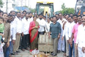    రోడ్ డివైడర్ పనులకు శంకుస్థాపన చేసిన ఎమ్మెల్యే సబితా ఇంద్రారెడ్డి