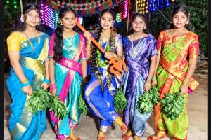 కారేపల్లి బీసీ కాలనీలో దుర్గమ్మ వైభవం.. భక్తులకు అమ్మవారి దివ్య దర్శనం!
