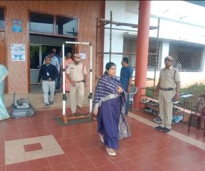 నీట్  పీ జీ  పరీక్ష కేంద్రాన్ని పరిశీలించిన జిల్లా కలెక్టర్