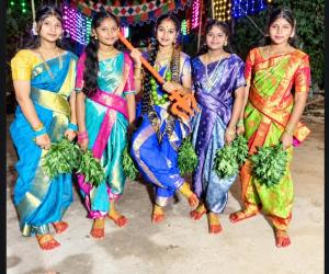 కారేపల్లి బీసీ కాలనీలో దుర్గమ్మ వైభవం.. భక్తులకు అమ్మవారి దివ్య దర్శనం!
