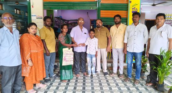 చిన్నారి మహేష్‌కు ‘మీకోసం మేమున్నాం’ టీం ఆర్థిక చేయూత