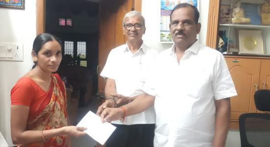 పేద విద్యార్థికి ఆర్థిక సహాయం 