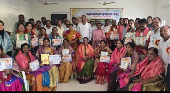 శంషాబాద్‌లో ఉత్తమ ఉపాధ్యాయ పురస్కారాల ప్రదానం చేసిన ఎమ్మెల్యే ప్రకాష్ గౌడ్.