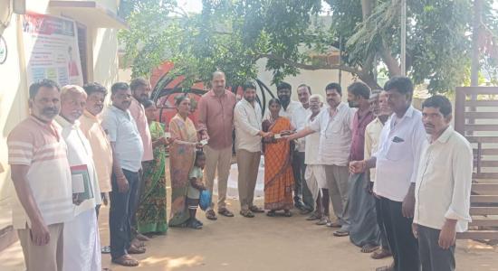 ఎన్కతల లో స్మార్ట్ రేషన్ కార్డుల పంపిణీ