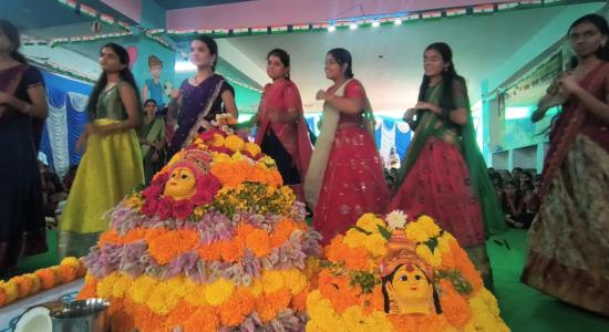 సాంప్రదాయ బద్దంగా బతుకమ్మ వేడుకలు.