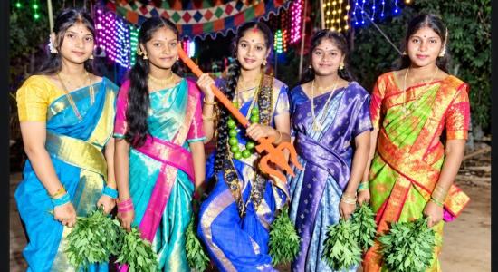 కారేపల్లి బీసీ కాలనీలో దుర్గమ్మ వైభవం.. భక్తులకు అమ్మవారి దివ్య దర్శనం!